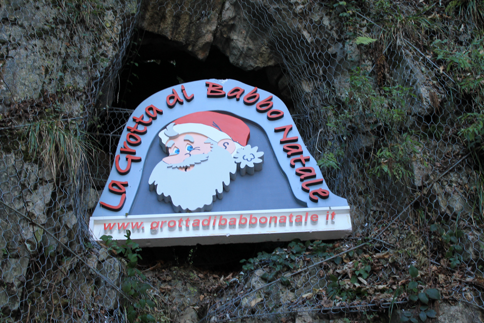 LA GROTTA DI BABBO NATALE